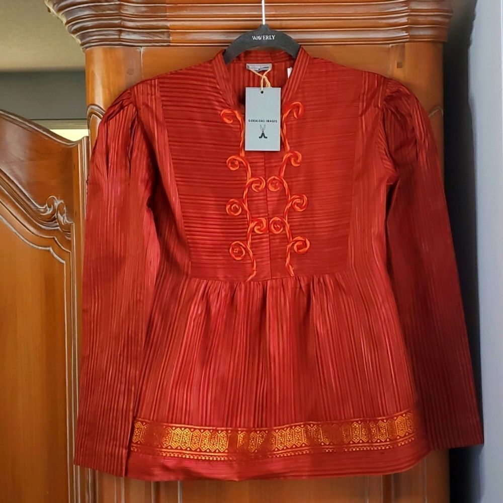 GOKALDAS IMAGES, silk blouse size‎ small. This lovely blouse has an Asian…